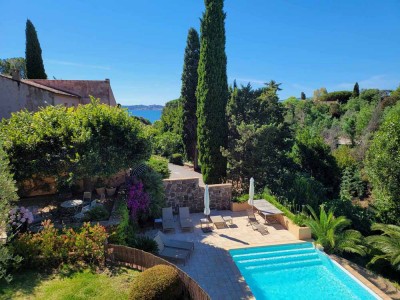  Villa de la montee de la croisette zwembad en zicht 