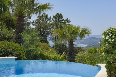  Villa Gaillarde zwembad en zicht 