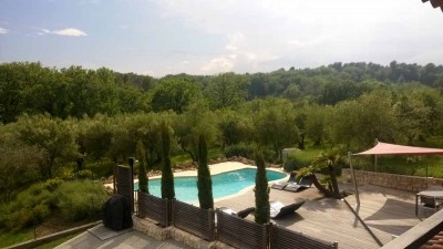  Bastide des Oliviers zicht op tuin en zwembad 